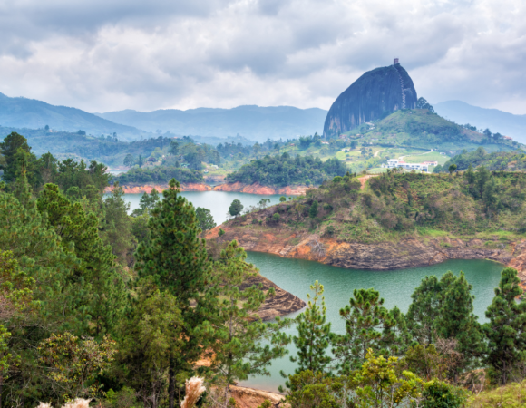 Tour a Guatapé pueblo colorido de Antioquia